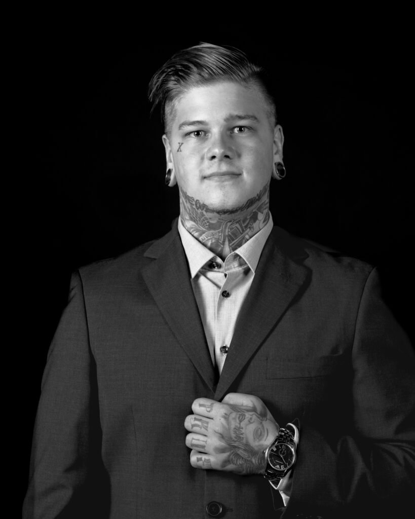 Tätowiert, junger Mann, Portrait, Fotoshooting, Fotostudio, schwarz-weiß