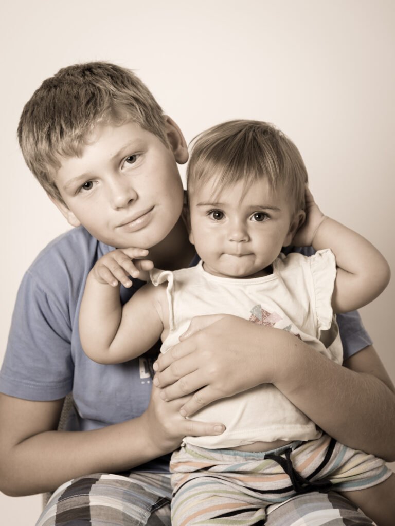 Geschwister, Mädchen 1 Jahr alt, Bursch 11 Jahre, Fotoshooting, Geschwisterfoto