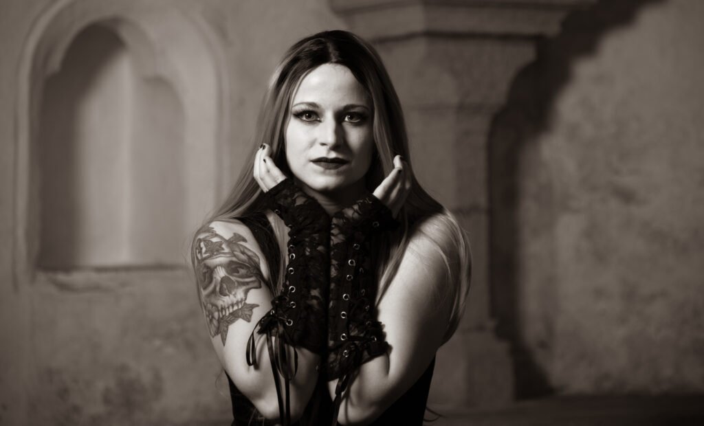 Gothik, Frau in Kirche, stark geschminkt, Tätowiert, Fotoshooting