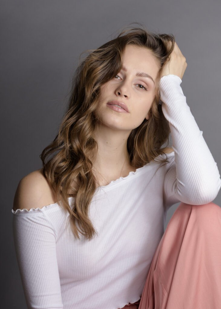junges Model, Studioaufnahme, lange gewellte Haare, ausdrucksstarke Augen, Portrait