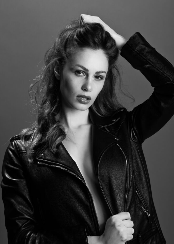 Portrait, Schwarz-Weiß, Shooting im Studio, junges Model