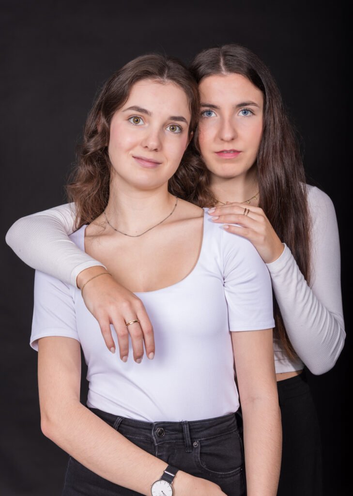 Zwei junge Frauen, Geschwister, Studio, Studioshooting, Geschwisterfoto, Fotoshooting im Studio