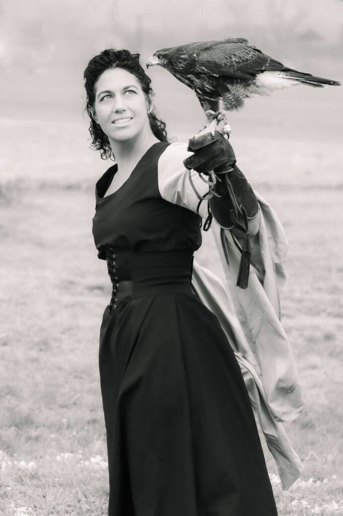 Frau mit Wüstenbussard, Mittelalterliches Kleid, Schwarz-weiß Portrait