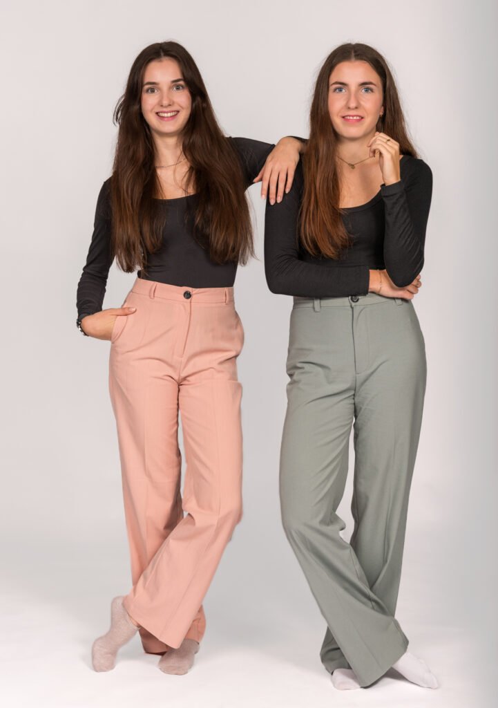 Zwei junge Frauen, Geschwister, Studio, Studioshooting, Geschwisterfoto, Fotoshooting im Studio
